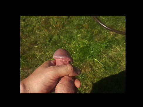 ❤️ Una guapa calenta es folla el seu cony rosa i es corre amb un esquitxat en un jardí d'estiu ❤️❌ Porno a nosaltres ☑
