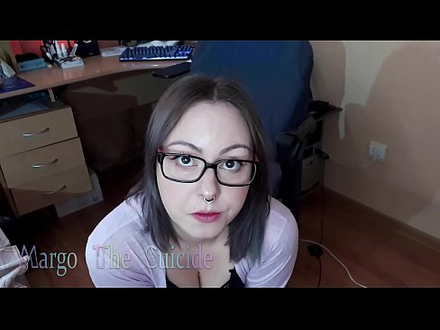 ❤️ Noia sexy amb ulleres xucla un consolador profundament davant la càmera ❤️❌ Porno a nosaltres ☑